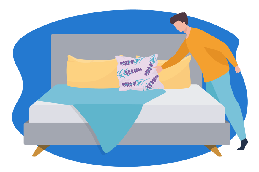 Mann legt Lavendelkissen ins Bett